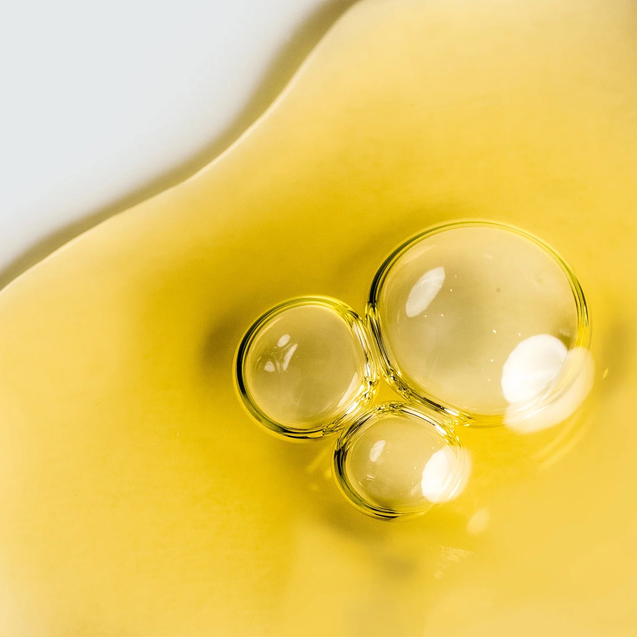 Texture huileuse riche en huiles végétales nourrissantes du Concentré Stimulant Nativence Lab